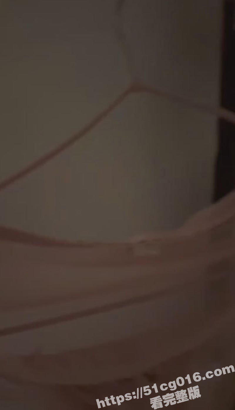 这是哪位瓜友干的事 一眼就看上这粉色小内裤了 偷过来赶紧闻一闻提神醒脑 洗衣液味道直冲脑门