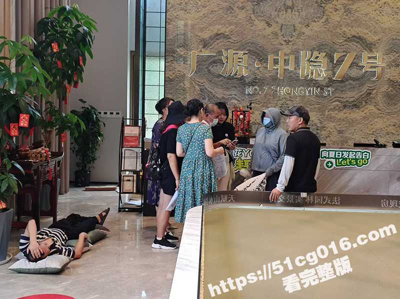 桂林广源中隐七号 黑丝制服女销售彪悍大战维权业主！