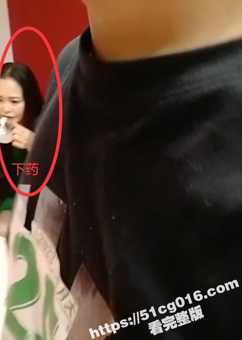 炸裂乱伦 变态儿子给自己亲妈下药 掏出奶子猛吸 撕开风骚妈妈的黑丝袜 对着肥穴一顿疯狂爆操