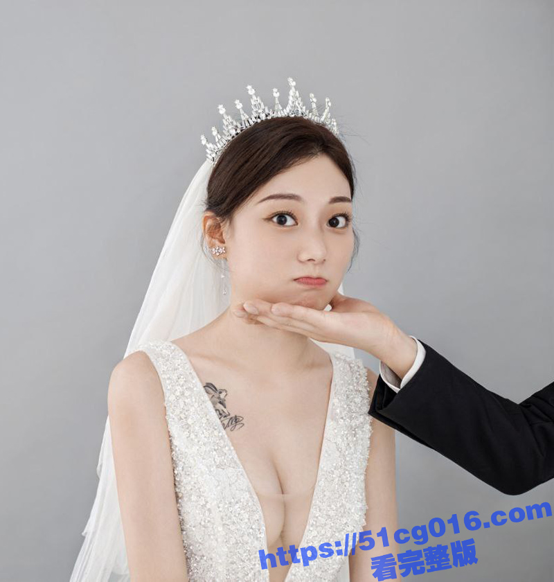 青岛母狗人妻张雨筠 刚新婚的小骚妇 身材极品皮肤白嫩 在床上特别风骚 展示嫩穴被大鸡巴后入爆操
