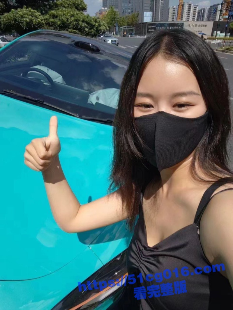 遇事不要慌先发个朋友圈 浙江美女车主开小米SU7冲上花坛先拍照留念