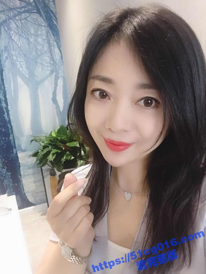 长的有点像柳岩的美丽相关图片