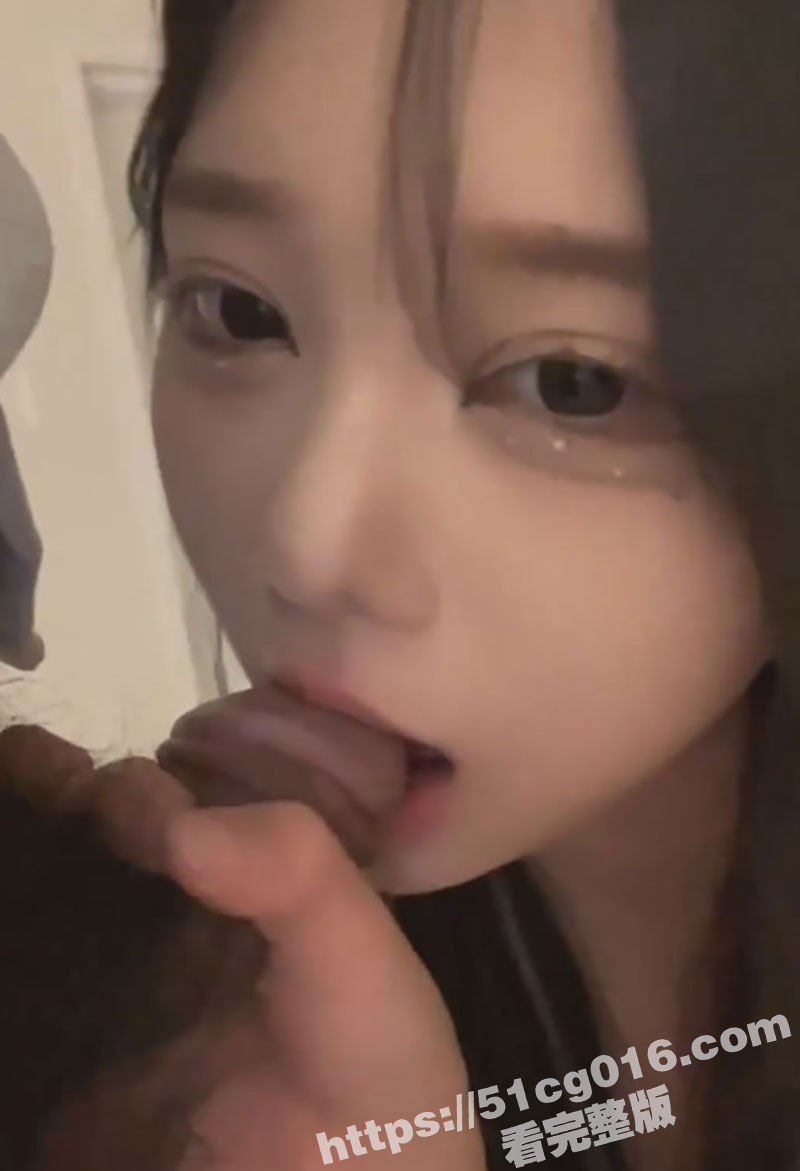 万人求的极品网红脸美女 被主人的大屌操到呈现阿黑颜高潮脸！全程怼脸自拍打飞机必备良片！