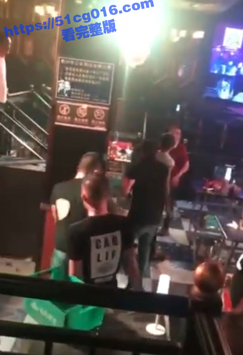 酒吧大乱斗 精神小伙相关图片