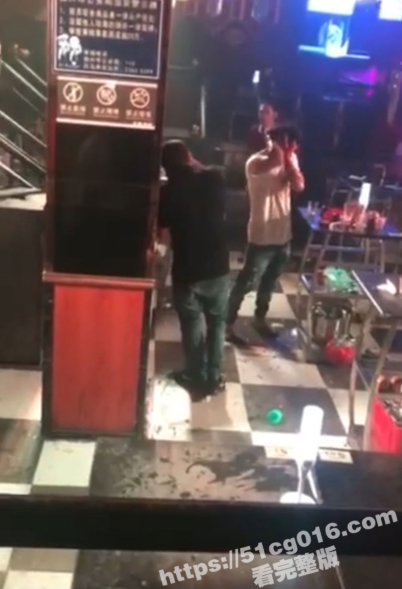 酒吧大乱斗 精神小伙酒吧发生口角 最终演变为道具大乱斗！