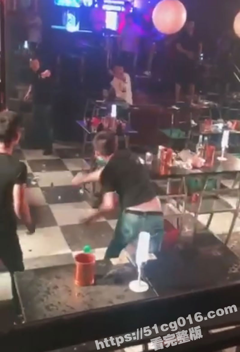 酒吧大乱斗 精神小伙相关图片