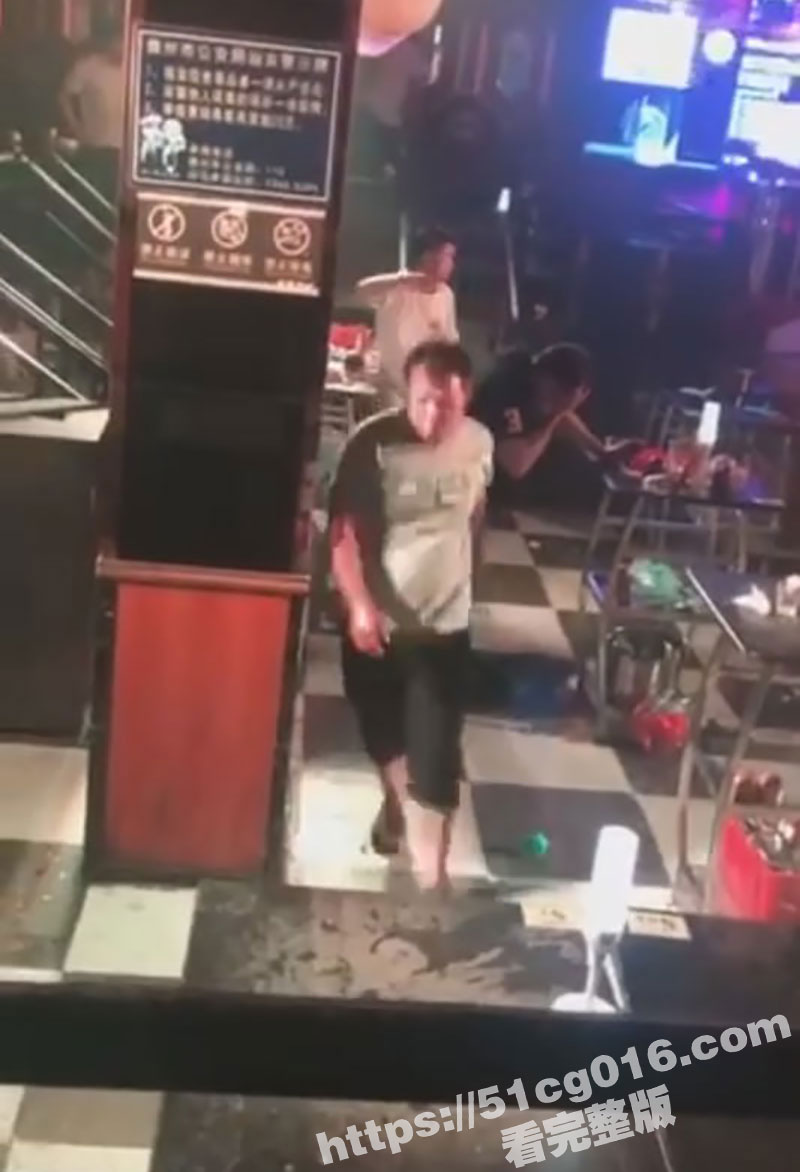 酒吧大乱斗 精神小伙相关图片