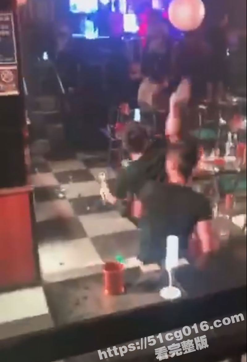 酒吧大乱斗 精神小伙相关图片