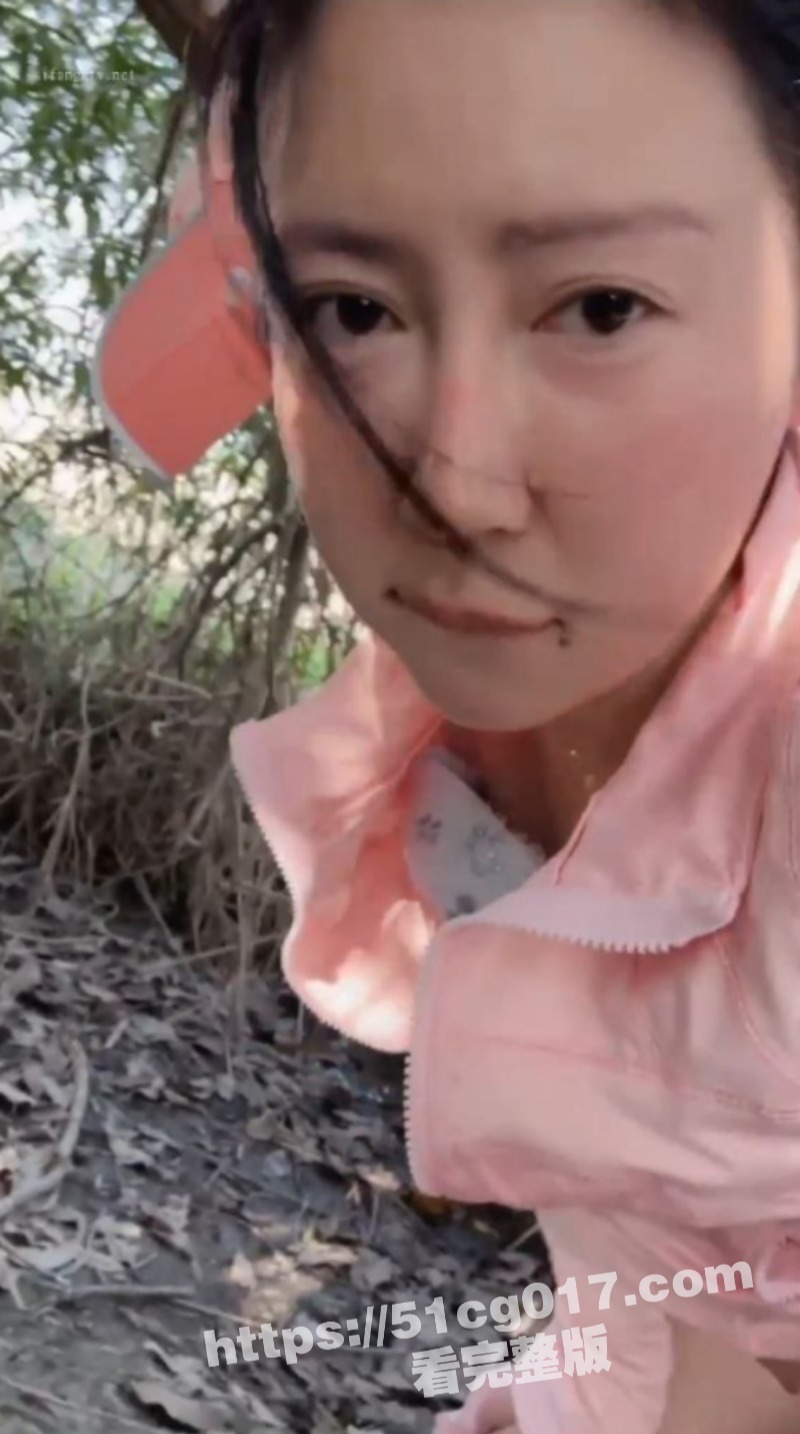 秀人网巨乳 李雅 首次多人4P 被驯化成母狗跪地爬行 舔脚吃鸡撅着肥臀被操的淫叫不停！