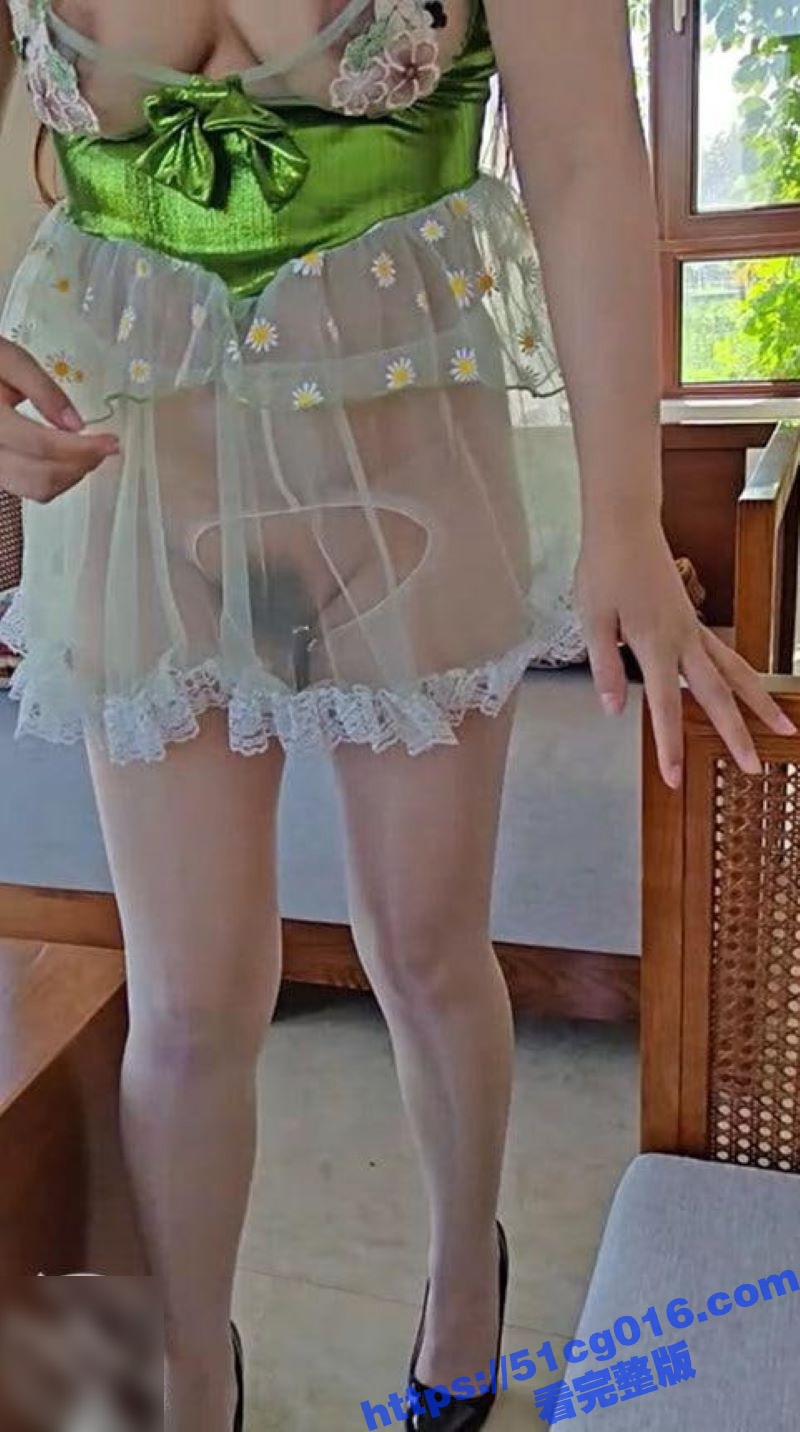 海角大神善良的小嫂子最新作品 房间操着不过瘾 和真空穿搭的嫂子出去野战 直接操喷了