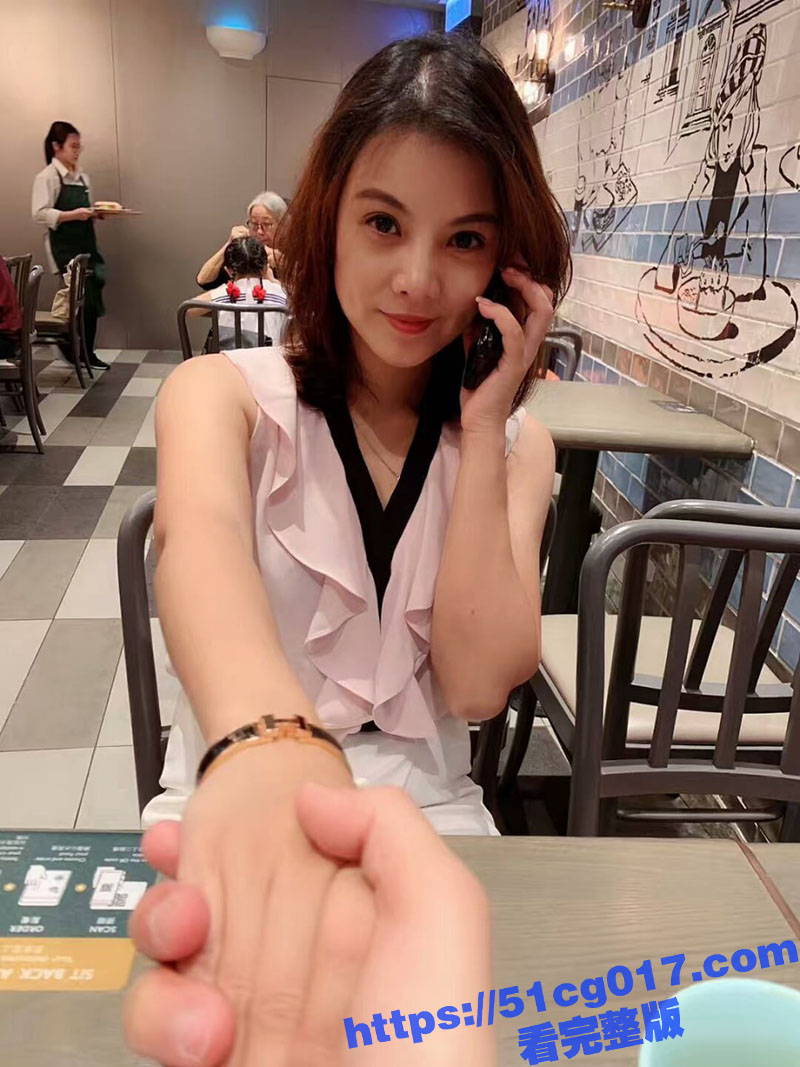 刚离婚的极品少妇 和领导偷情视频曝光 身材一流的大奶骚妇 穿着情趣渔网内衣 翘起屁股等你插入