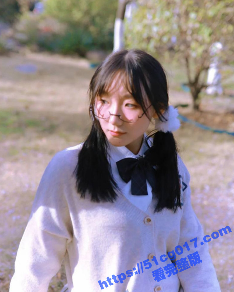 情侣泄密！活泼开朗的黑龙江美女含住男友的鸡巴轻舔慢吞又吸蛋 小嘴湿润舌头灵巧 舔鸡技术一流