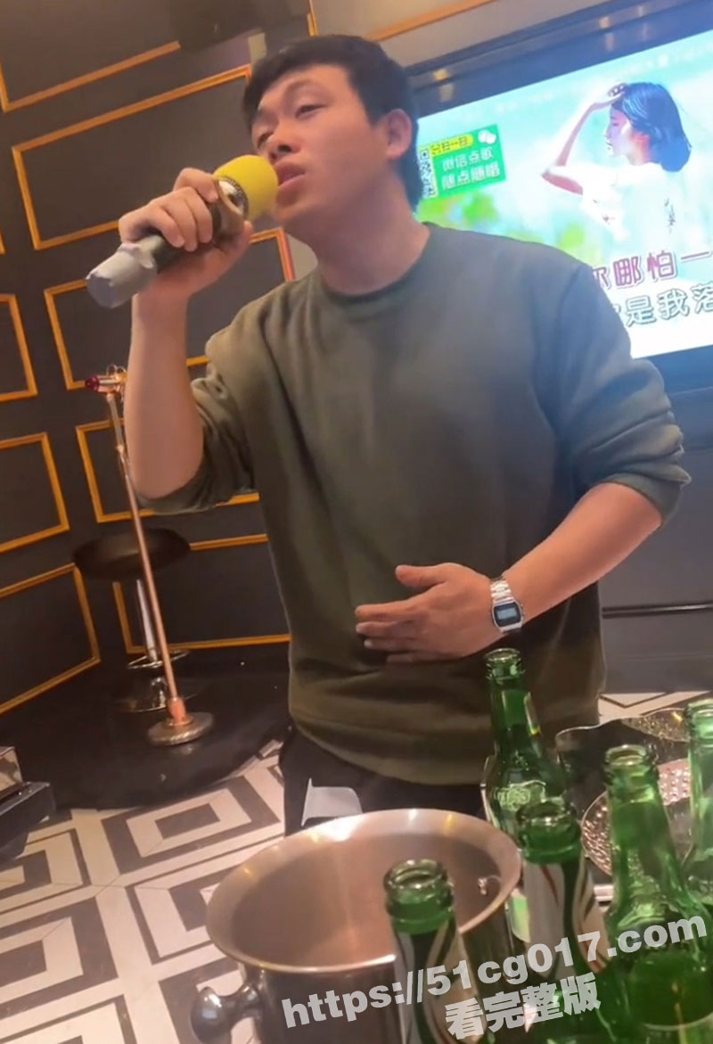 经典绿毛奴优选！带着老婆跟兄弟们去KTV唱歌 走进厕所一看 老婆都被脱光了 一个又一个兄弟轮着上老婆！