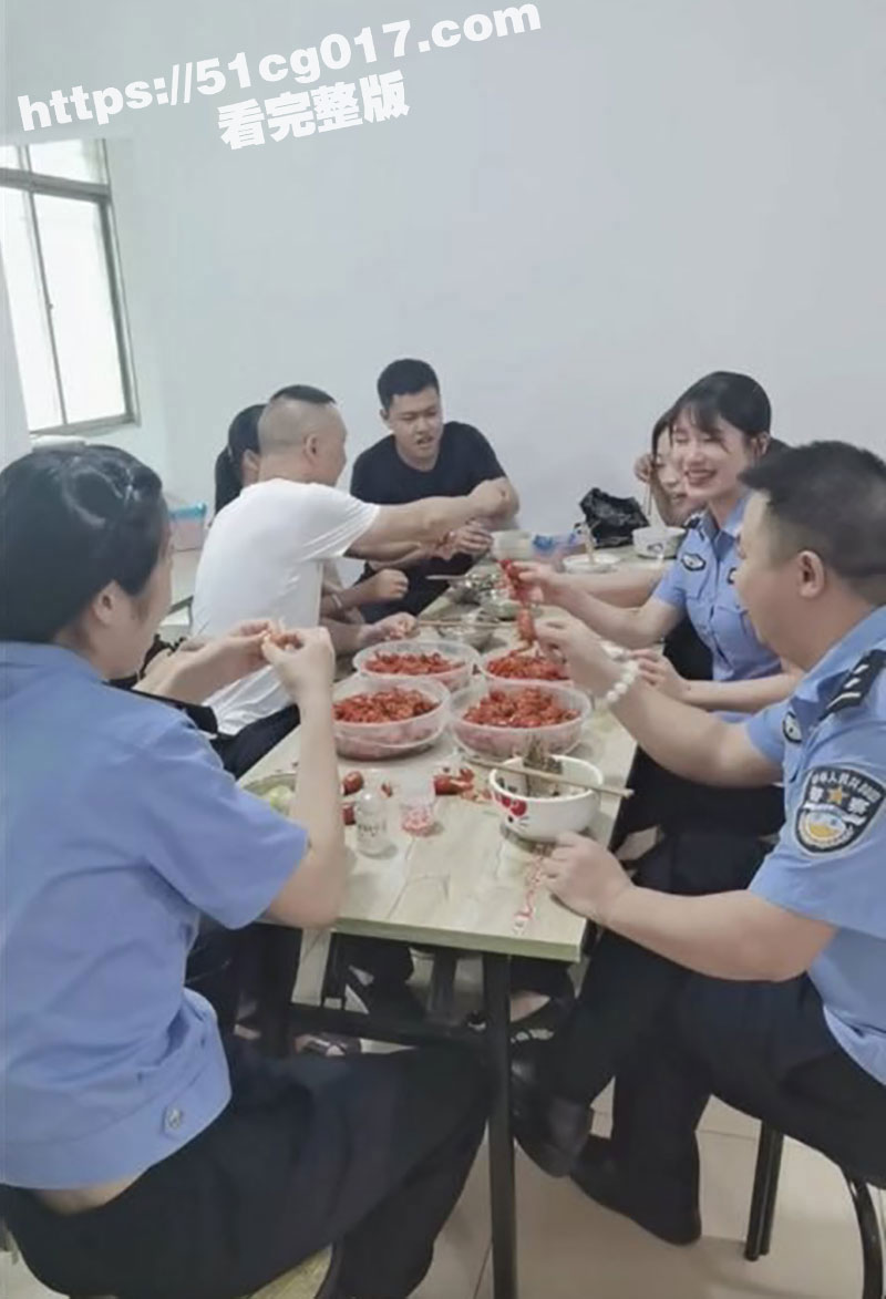 男警察天天意淫并偷拍警花女同事 偷警花的帽子打飞机射在上面！趁着同事聚餐 他也要走出去意淫美女撸一管！