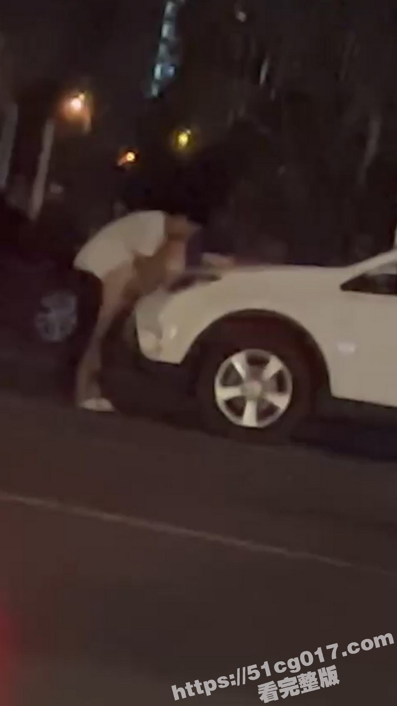 西昌邛海十七度火了！一男一女明目张胆在马路上爬车上做爱遭偷拍 女子直接全裸！