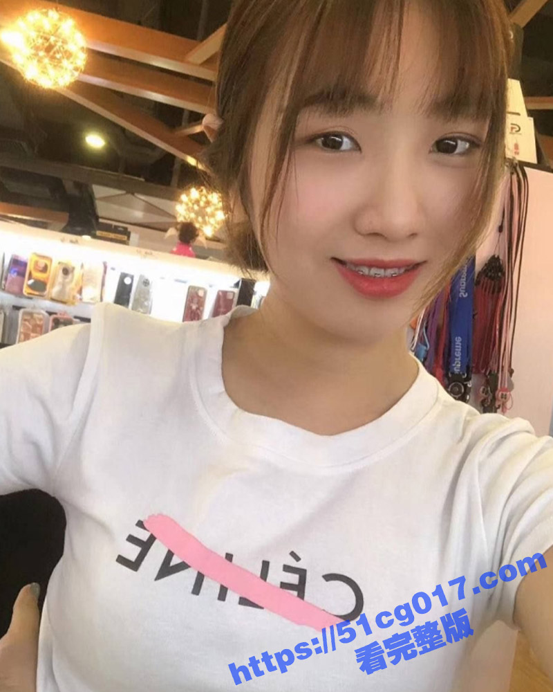大连大四骚学姐 徐佳丽 在校外的出租屋里发情 一丝不挂的扭腰跨臀 掰逼揉奶 胸前的大灯非常的晃眼