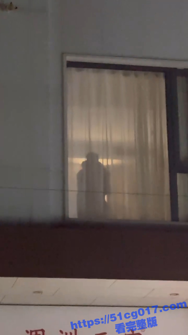 广西北海围洲情侣酒店 落地窗前上演皮影戏 引来众人围观 楼下的涠洲三宝店 不得成为热门打卡地啊