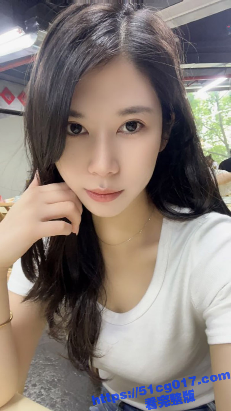 推特超火的外围女大美美 为勾引金主 在电影院玩露出 这极品身材的确顶啊 有钱人的世界果然性福