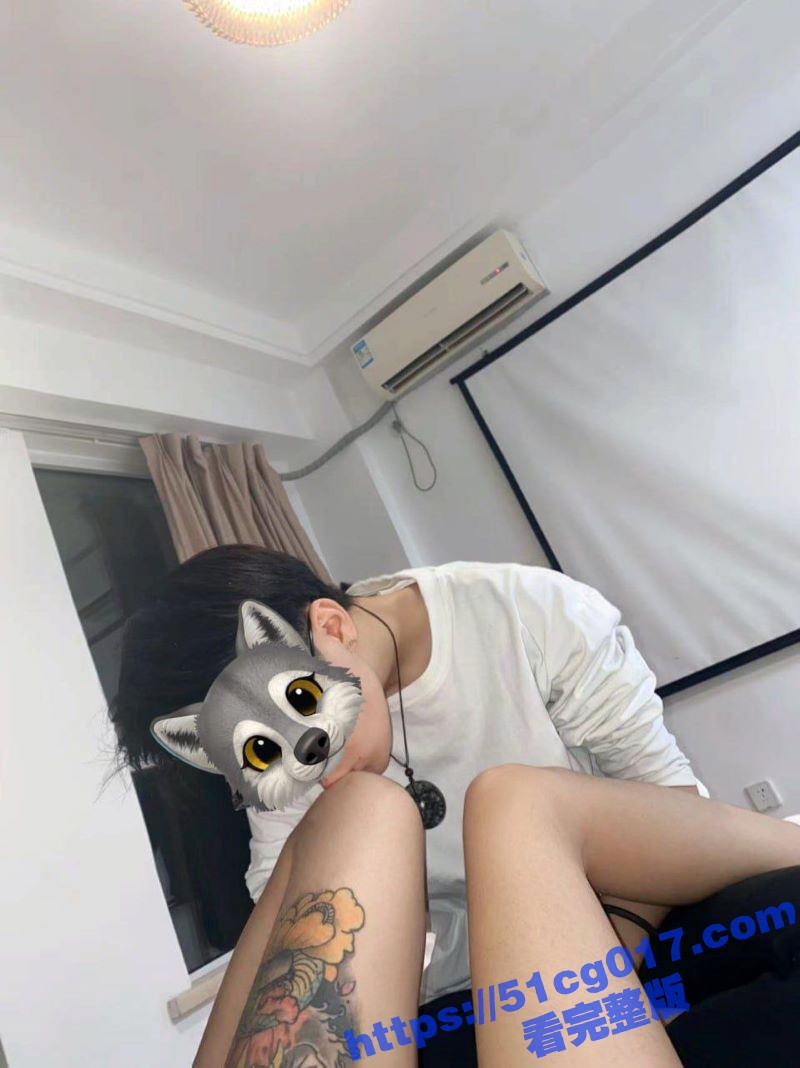 女同之间的啪啪 短发妹子手抖烟灰 穿戴假屌抽插调教女友 两个女的玩的真费劲
