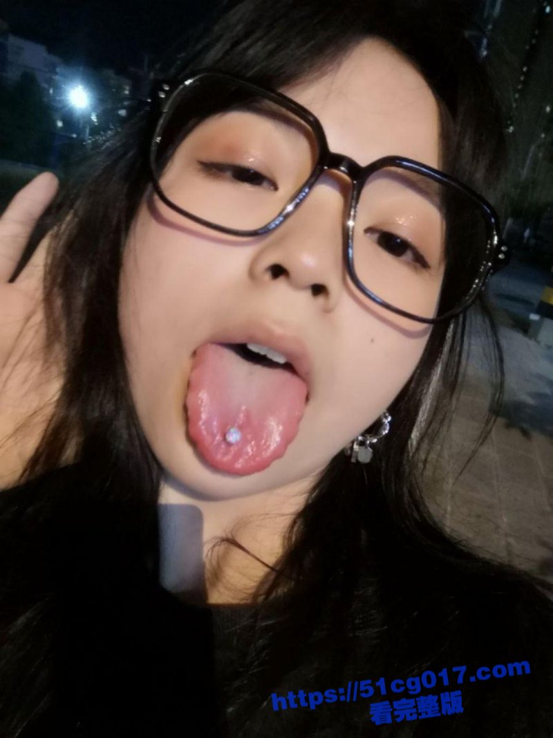 眼镜一戴骚气全开！19岁眼镜学生妹看见巨棒顿感开心 翘起肥臀享受巨棒深入蜜穴！
