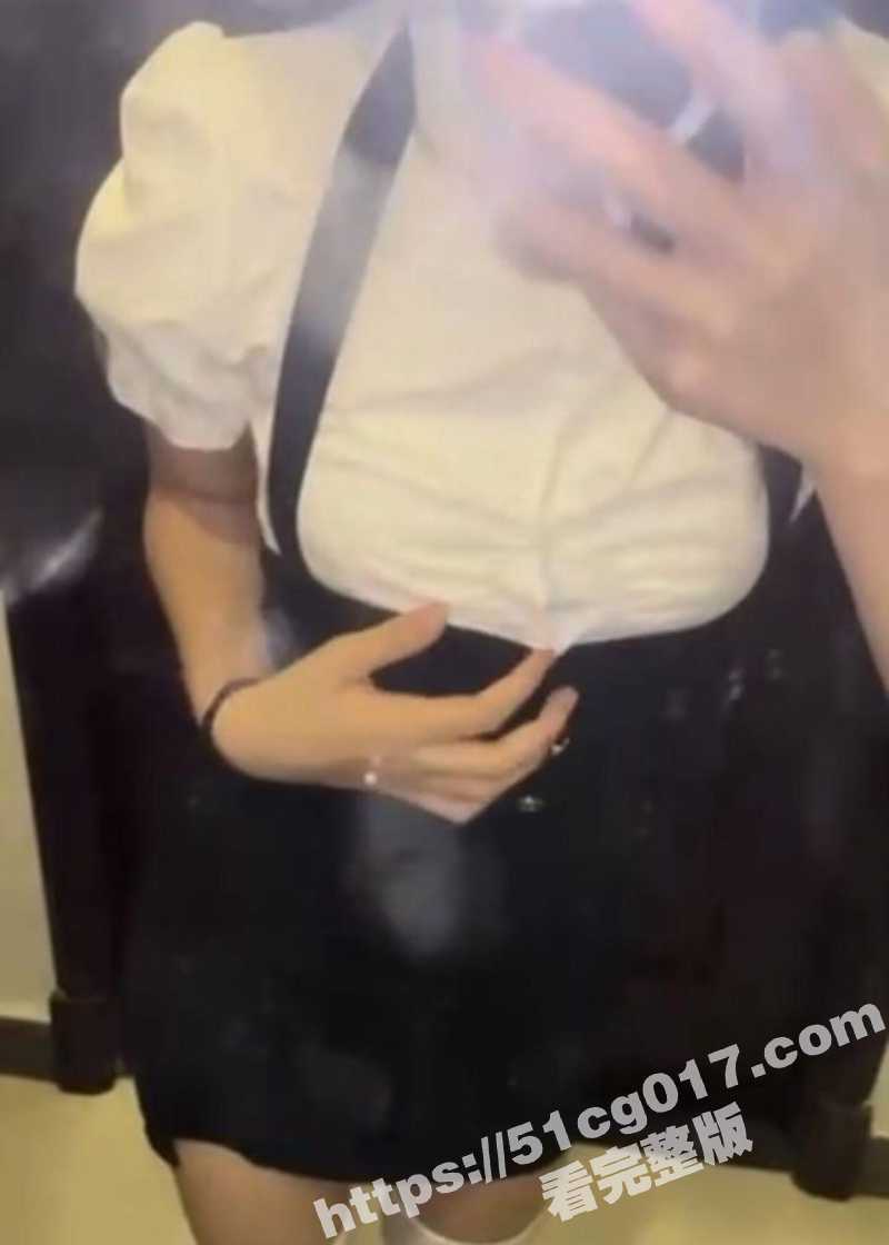 兄妹乱伦 哥哥掏出大屌操弄白丝袜馒头逼亲妹妹 真正乱伦光的刺激都足以让人高潮不止！