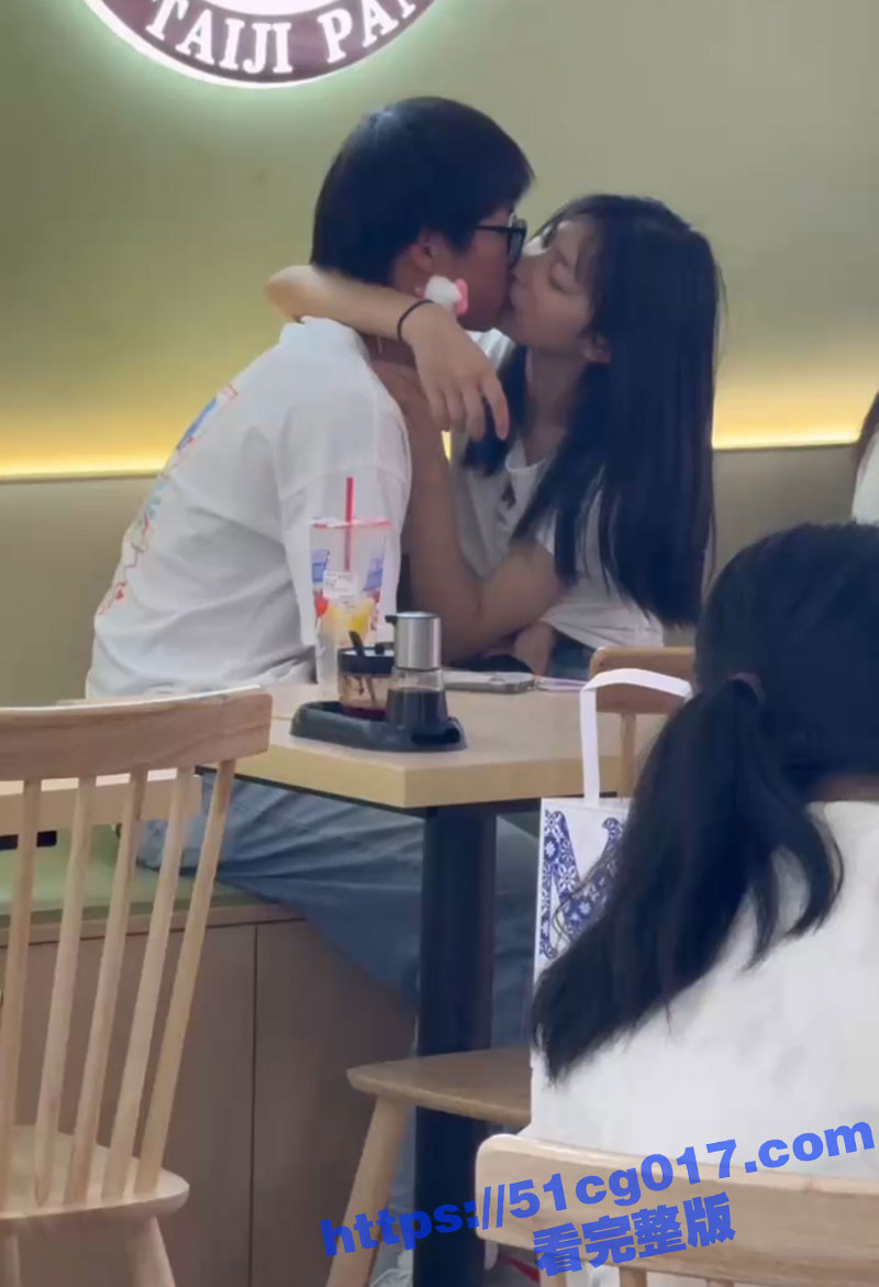 眼镜宅男和女神在奶茶店当众热吻！请你喝秋天的第一杯奶茶 让我亲亲嘴 摸摸奶不过分吧！