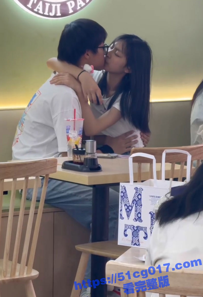 眼镜宅男和女神在奶茶相关图片