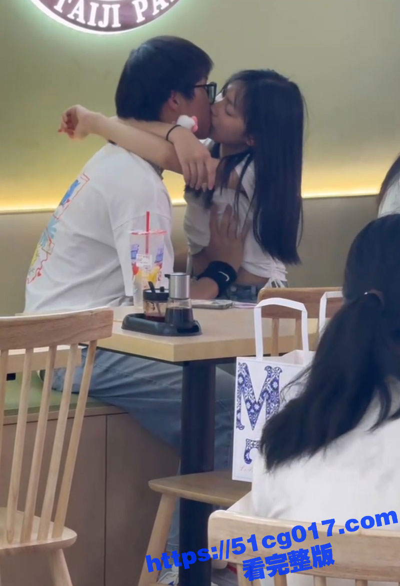 眼镜宅男和女神在奶茶相关图片