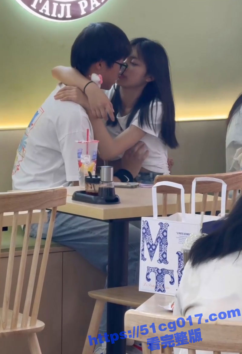 眼镜宅男和女神在奶茶相关图片