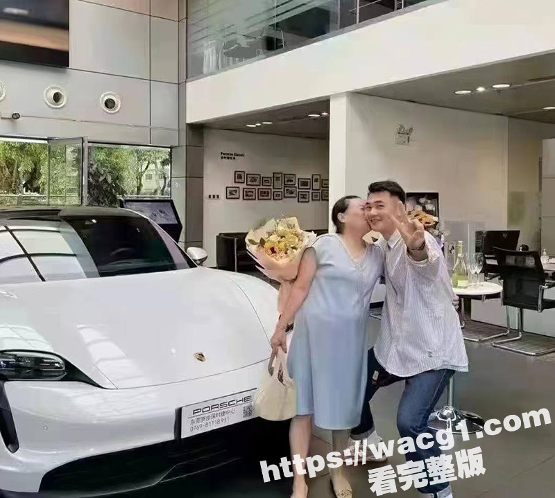 帅哥傍富婆 直接走上人生巅峰 真正的爱情不分年龄 主要是爱姐姐的气质 刚好在身体最好的年纪遇到你