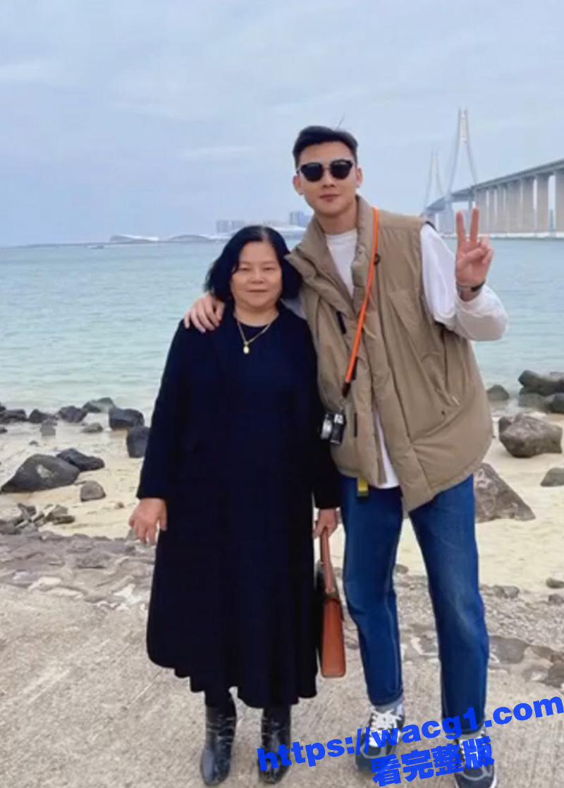 帅哥傍富婆 直接走上相关图片