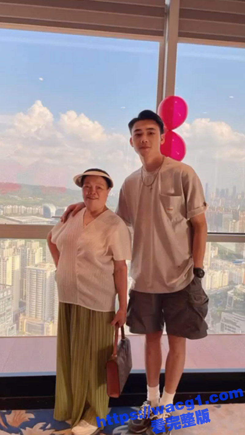 帅哥傍富婆 直接走上相关图片