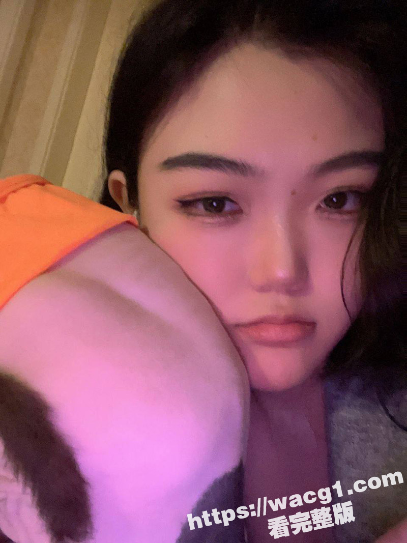 街边要来电话的小骚妇 还是个快手小网红 身材一流肥臀性感 背着老公穿女仆装 被激情爆操