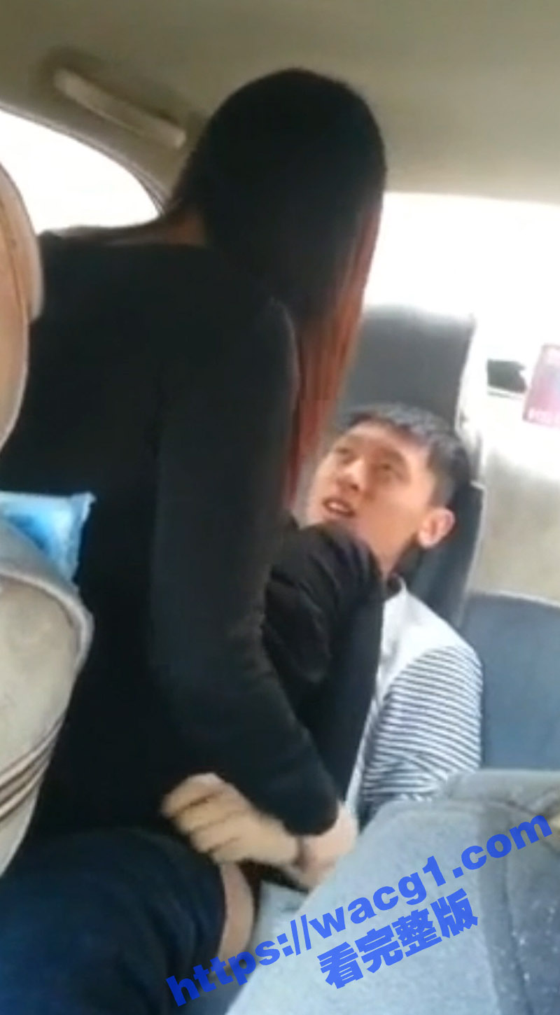 东北小伙跟女友在车后相关图片