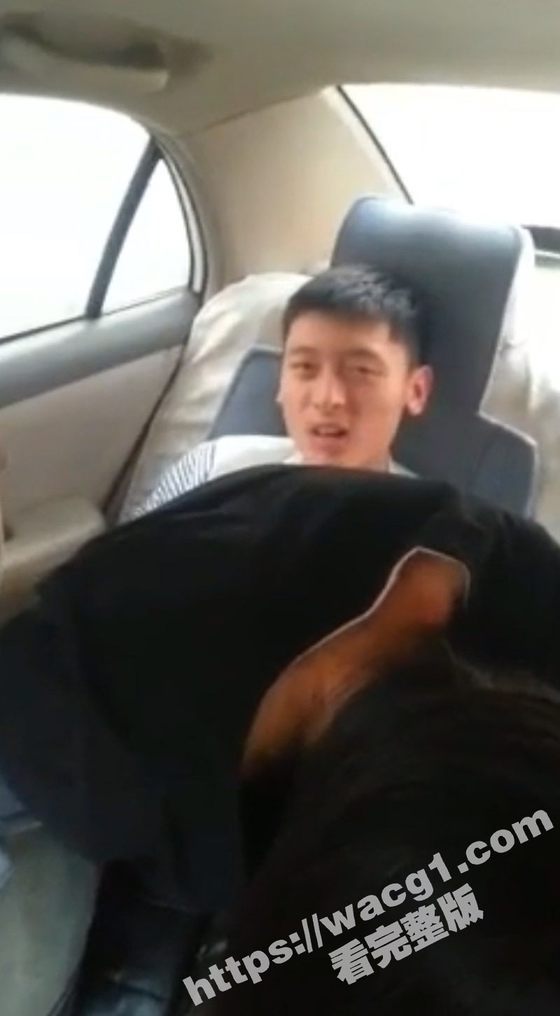 东北小伙跟女友在车后相关图片