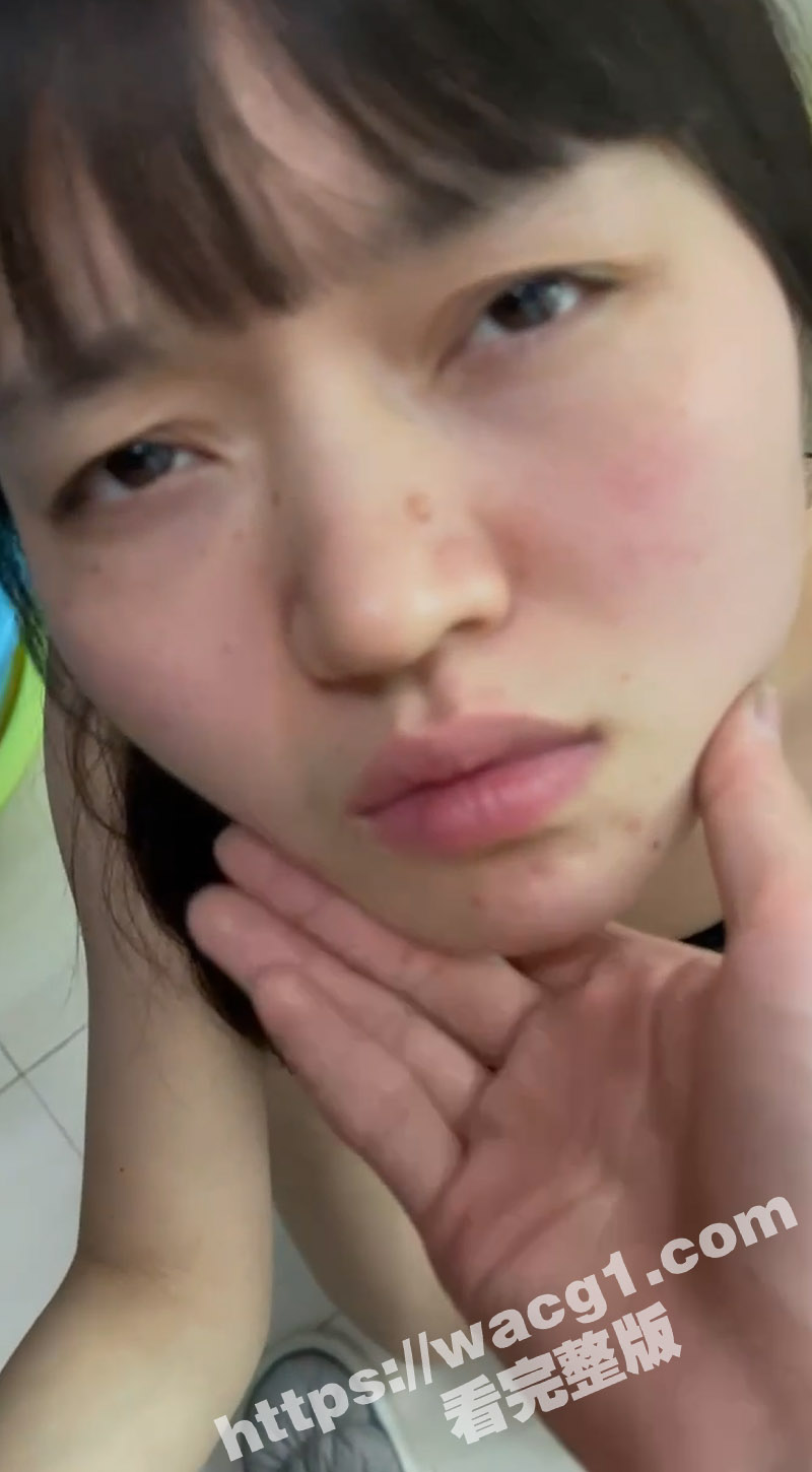 出租屋调教母狗女友 穿上性感黑色情趣衣跪舔鸡巴 边舔边扇她逼脸 暴力揉捏奶子操死她！