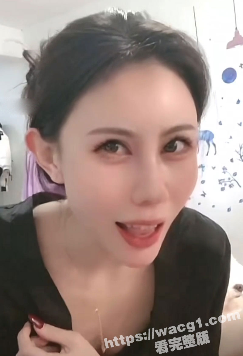 抖音烧鸡主播擦边擦出新高度 为了流量直播时多次露奶子 奶头清晰可见 连内衣都不穿绝对故意的 ！