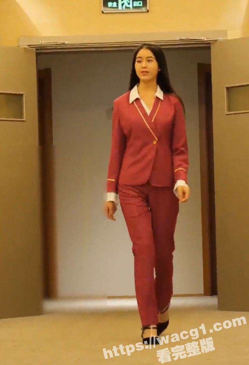 成都香格里拉极品高颜值酒店服务员 王凌 只要2000块钱 就答应穿各种制服丝袜 尽情摆弄身体诱惑我！