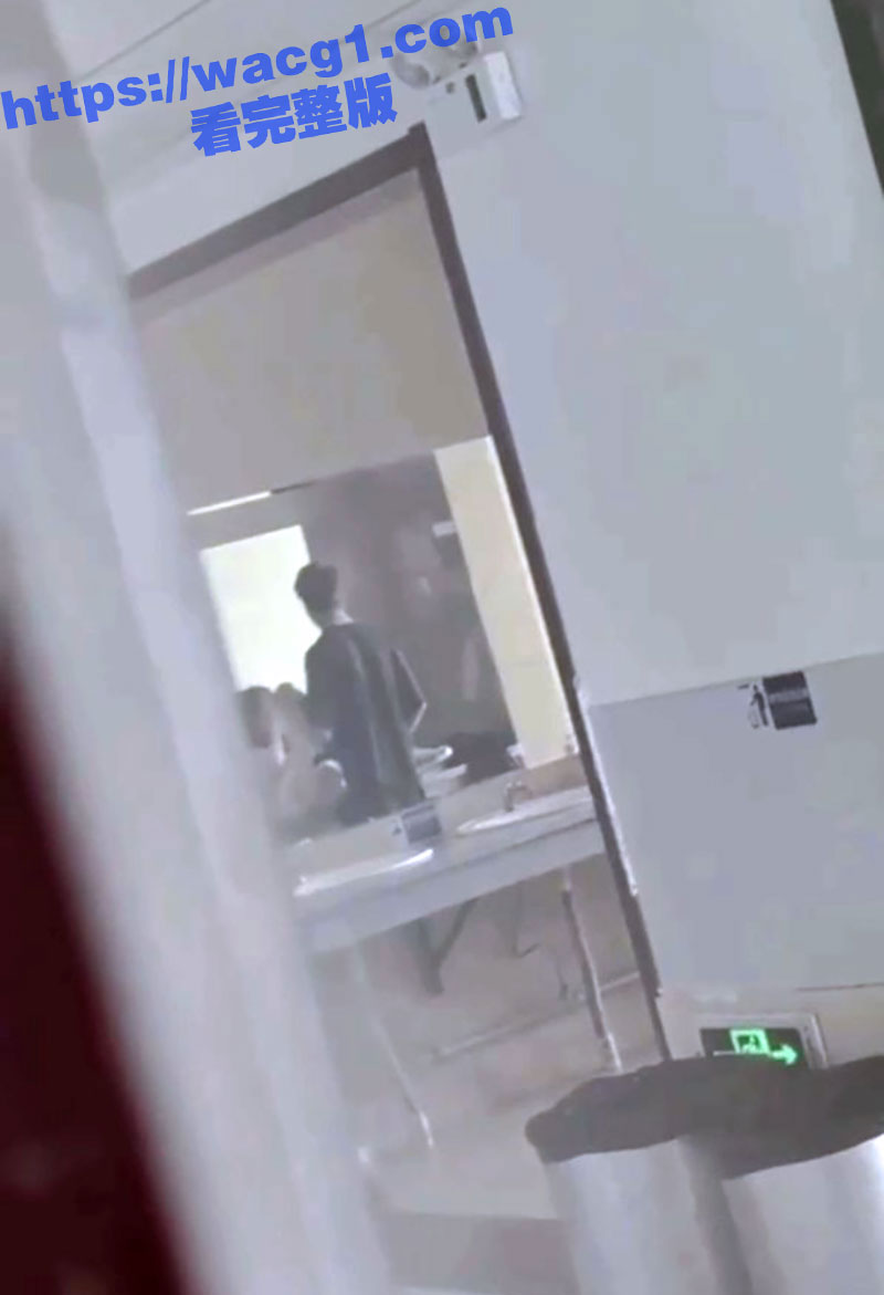 天津美术学院大二学生妹 张雯玥 趁着放假期间喊男友来学校男厕所洗手台上疯狂！年轻就是会玩！
