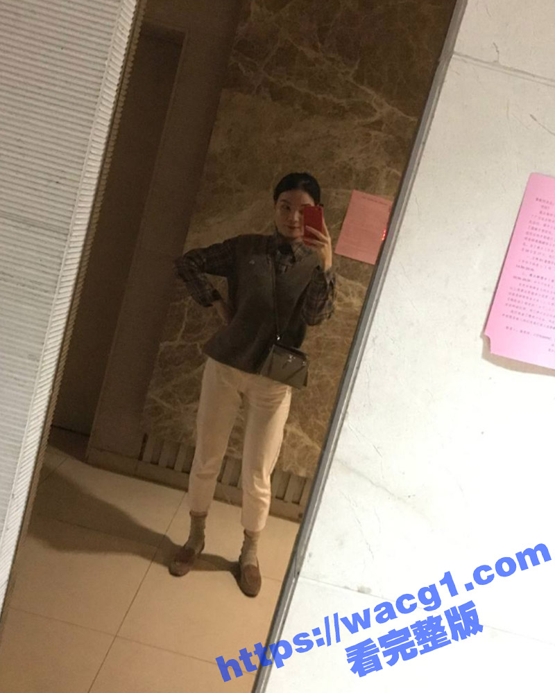 重庆人妻荡妇 李沐嵘 人到中年性欲越大 自拍大量裸体淫照和扣逼视频 内心极度渴望男人的眷顾