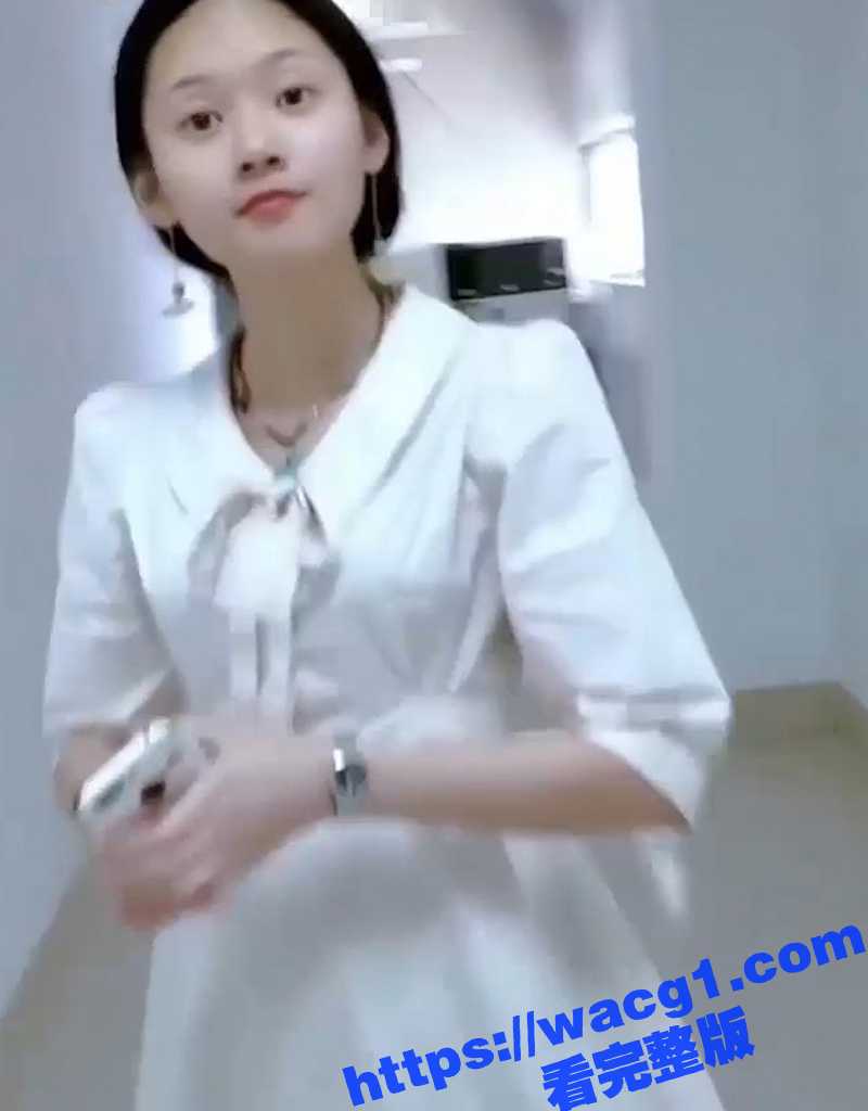 极品白裙子嫩妹上厕所嘘嘘被偷拍大神拍逼 拍完大神还找死一般上前跟小仙女搭讪