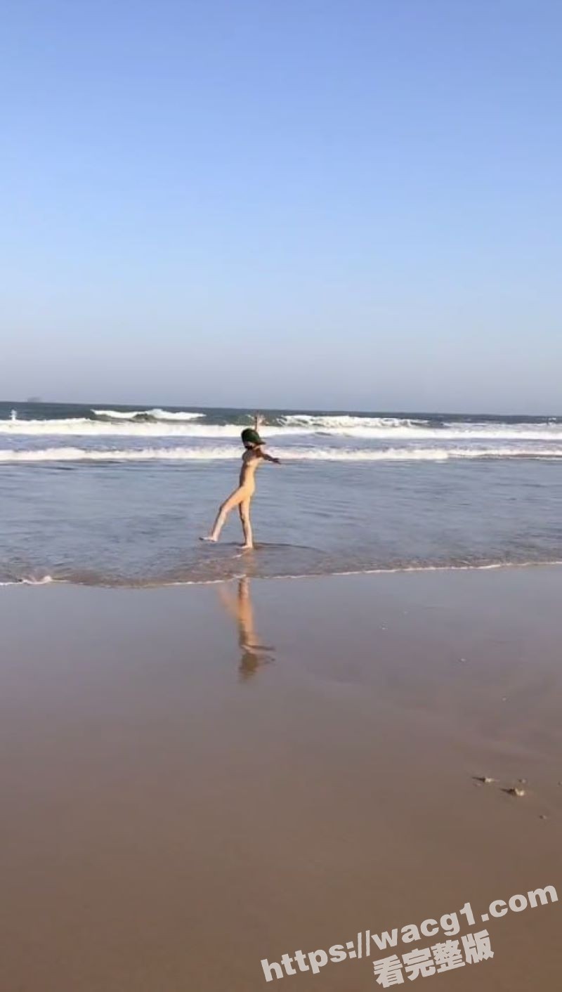 海南三亚湾海滩上惊现裸女 专业露出婊进军三亚了 原来是这个骚货 车上还不忘勾引摄影师