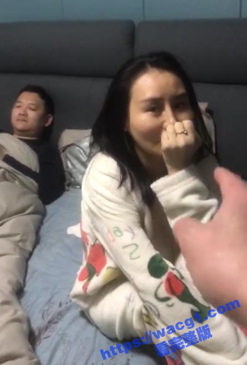 炸裂三观 厚颜无耻的荡妇 抓奸在床还理直气壮 绿帽男竟表示可以原谅她！
