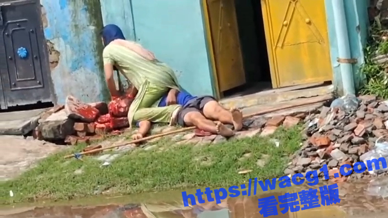 印度杀夫现场 女子被逼疯当街杀夫 低种姓女人的悲哀 这是被丈夫欺负疯了啊 真为她们感到悲哀