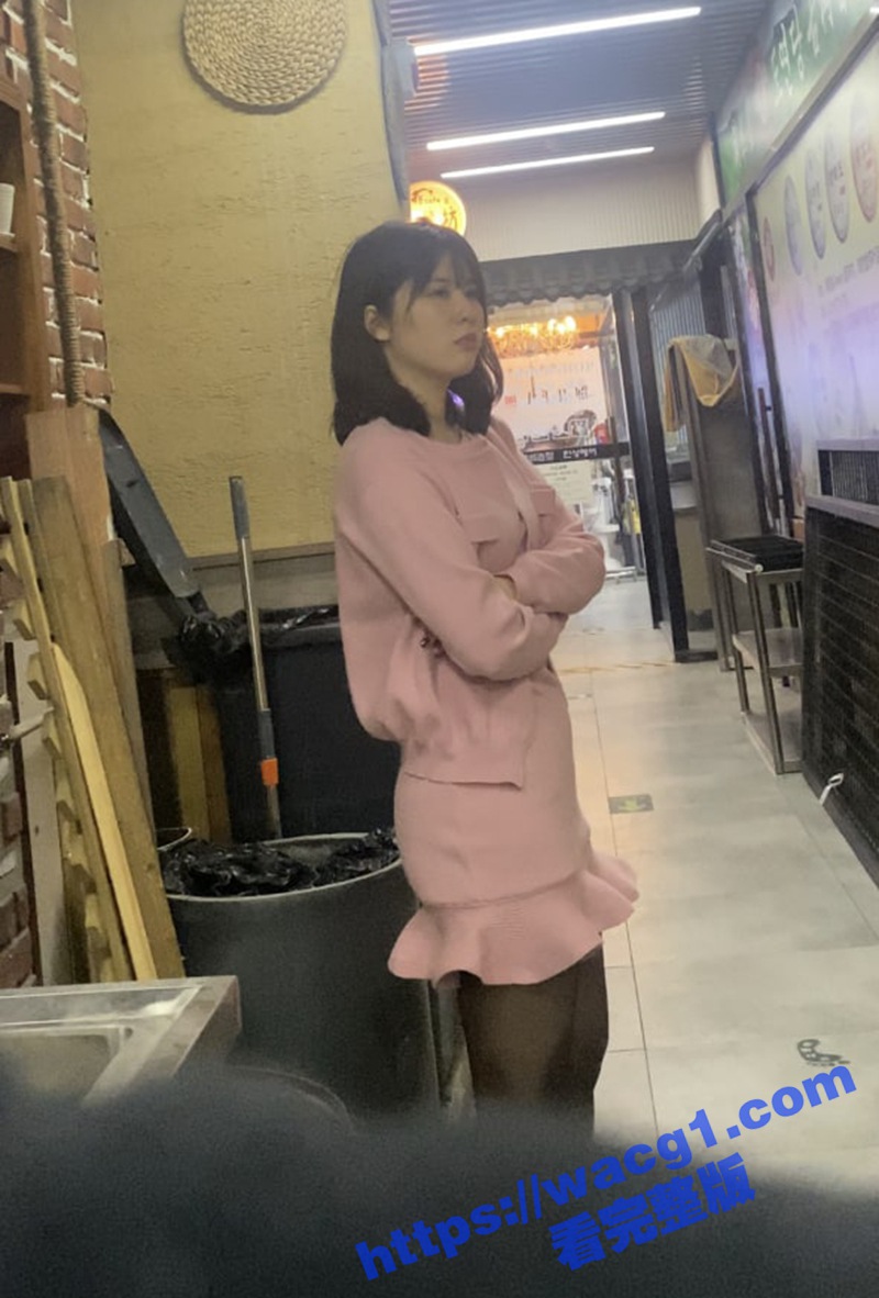 饭馆厕拍高冷御姐放尿 全程怼脸偷拍 蜜桃臀非常白嫩有型 黑丝里还穿着黑丝骚内！