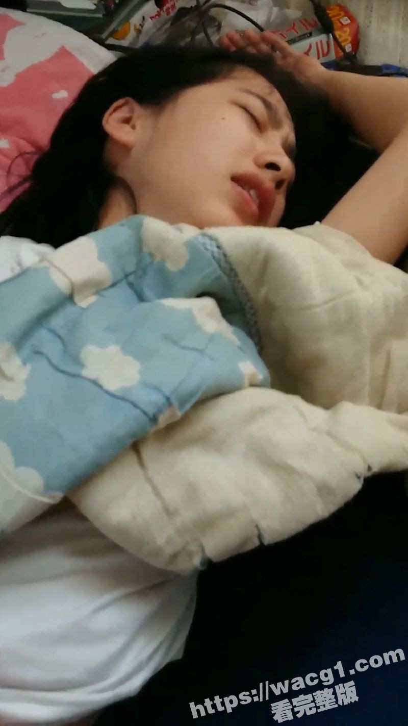 嫩得出水的日本樱花妹和小几把猥琐男在出租屋同居 每天变着花样调教玩弄 小骚逼日渐松弛 真是可惜了！