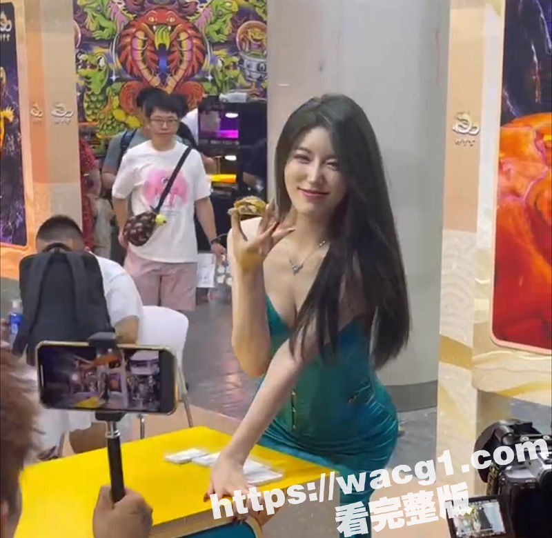上海龟展现场 性感模特现场展示乌龟 别说还真是丰满性感呢 好想包养一只小龟龟哦