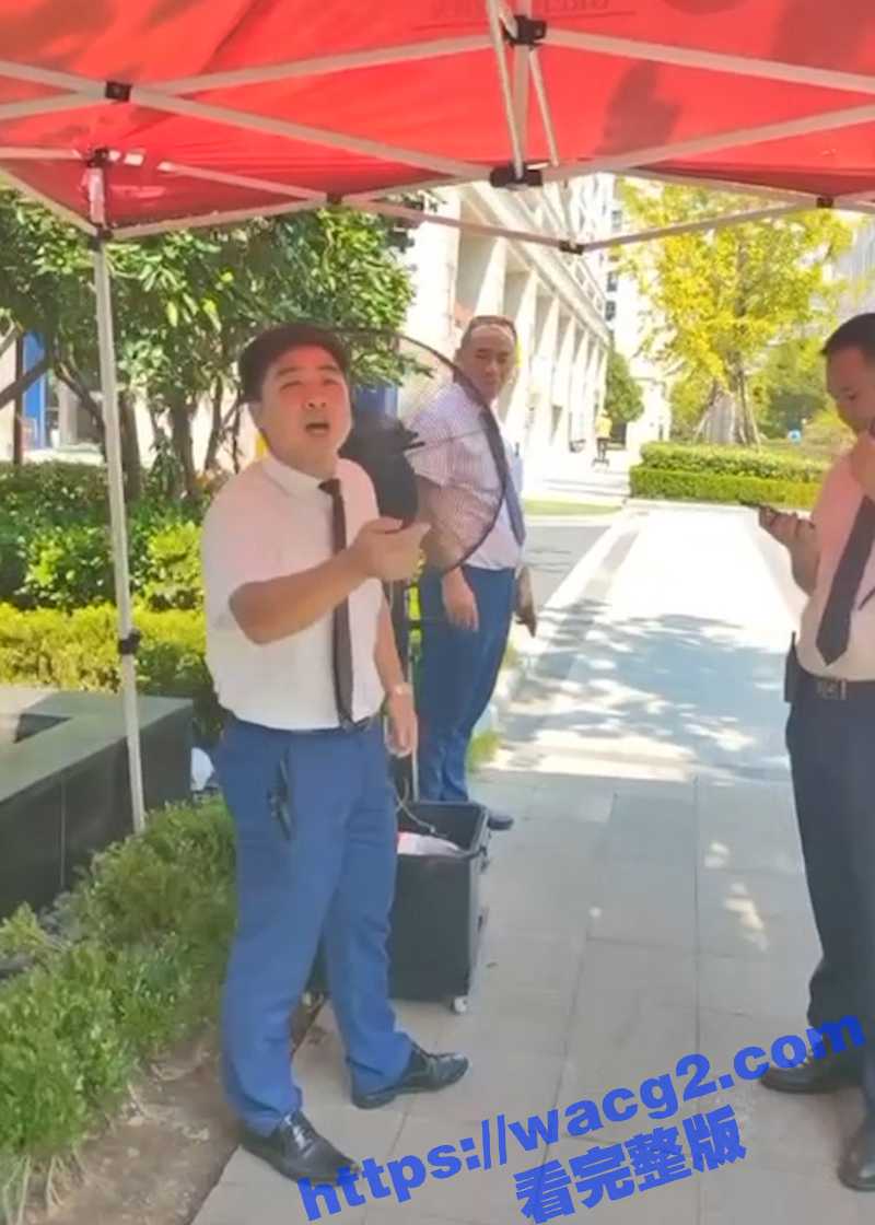 杭州绿城西溪世纪中心物业保安辱骂外卖员是狗并要求外卖员下跪惹众怒 大量外卖小哥赶过来声讨物业 险些与防暴警察发生冲突！