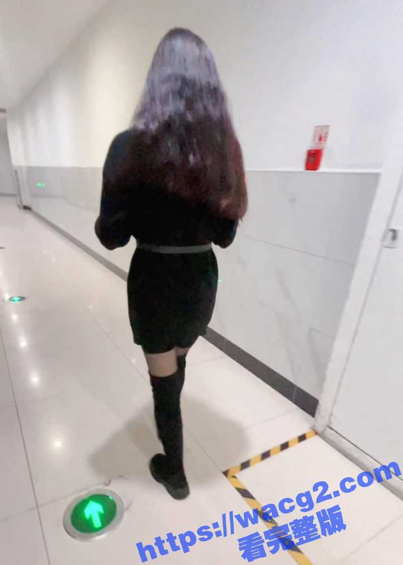 强拽骚母狗男厕调教，按在小便池后入爆操 保洁阿姨进来也没舍不得拔出来 超级刺激！