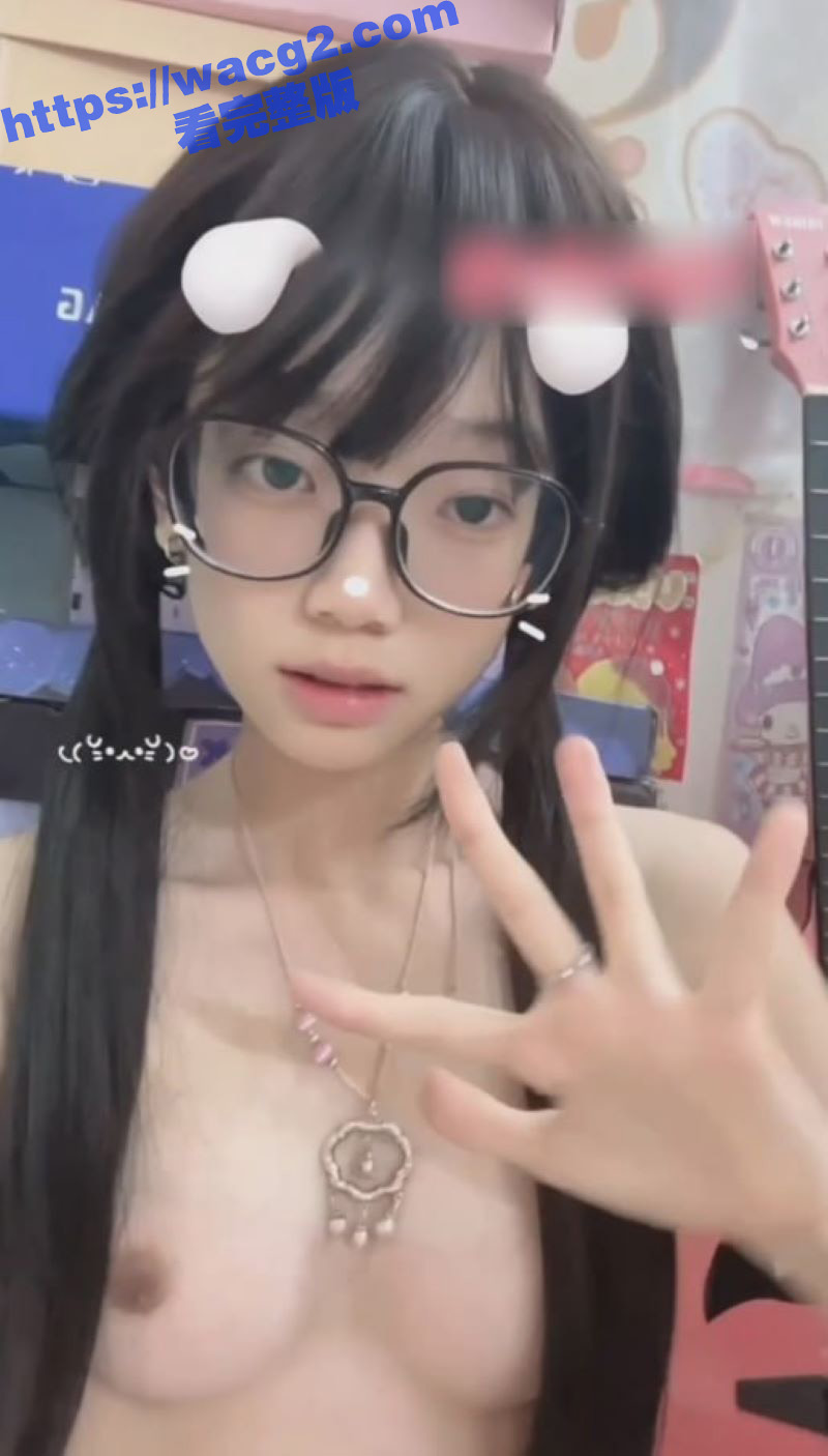 白瘦幼反差婊网红 少萝饭崽 最新福利 双马尾对镜展示自己的娇躯 圆珠笔自慰呻吟
